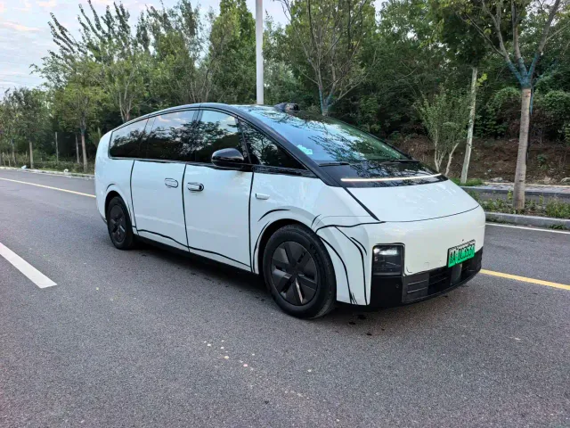 Li Auto MEGA — Фото автомобиля 3