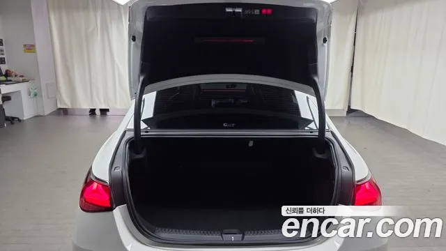 Mercedes-Benz E-Class — Фото автомобиля 4