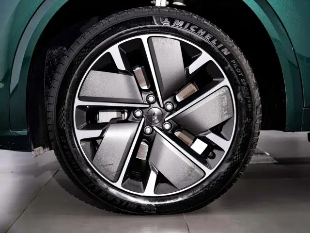 Li Auto L8 — Фото автомобиля 12
