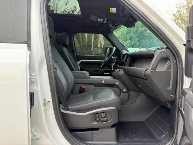 Land Rover Defender — Фото автомобиля 12