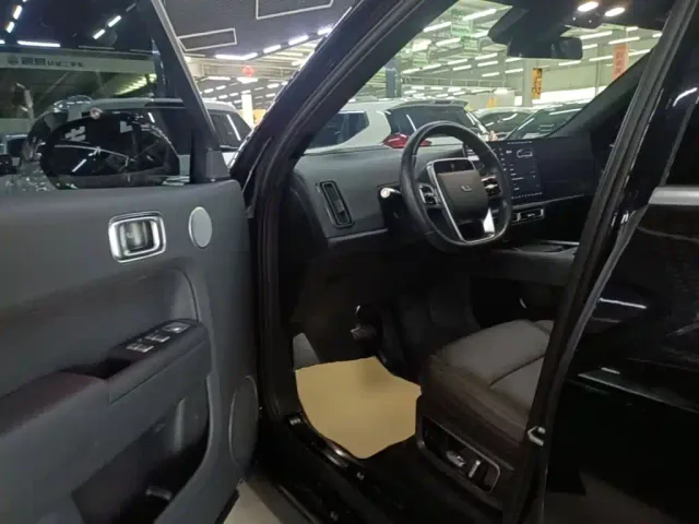 Li Auto L9 — Фото автомобиля 15