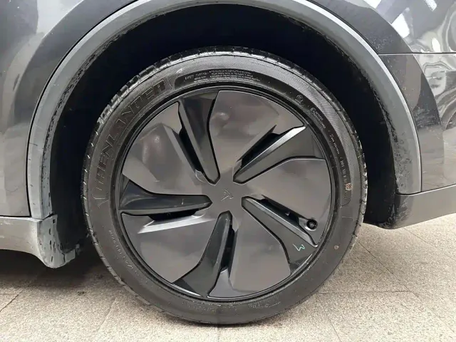 Tesla Model Y — Фото автомобиля 5