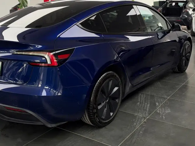 Tesla Model 3 — Фото автомобиля 4