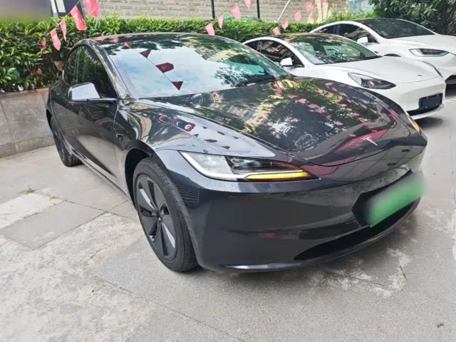 Tesla Model 3 — Фото автомобиля 3
