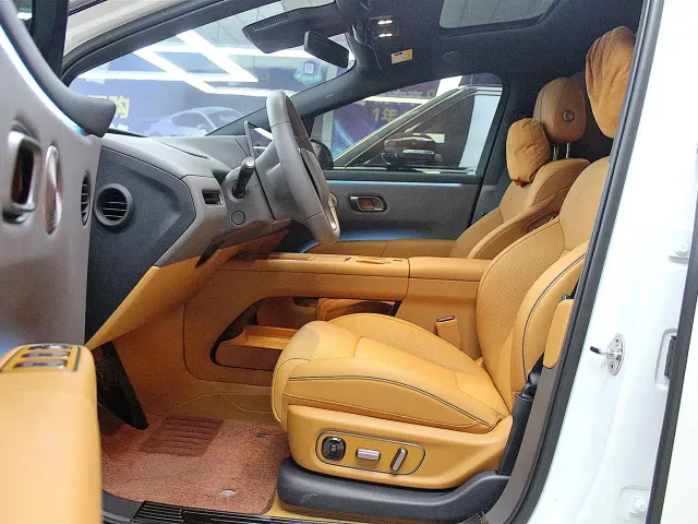 Li Auto i8 — Фото автомобиля 7