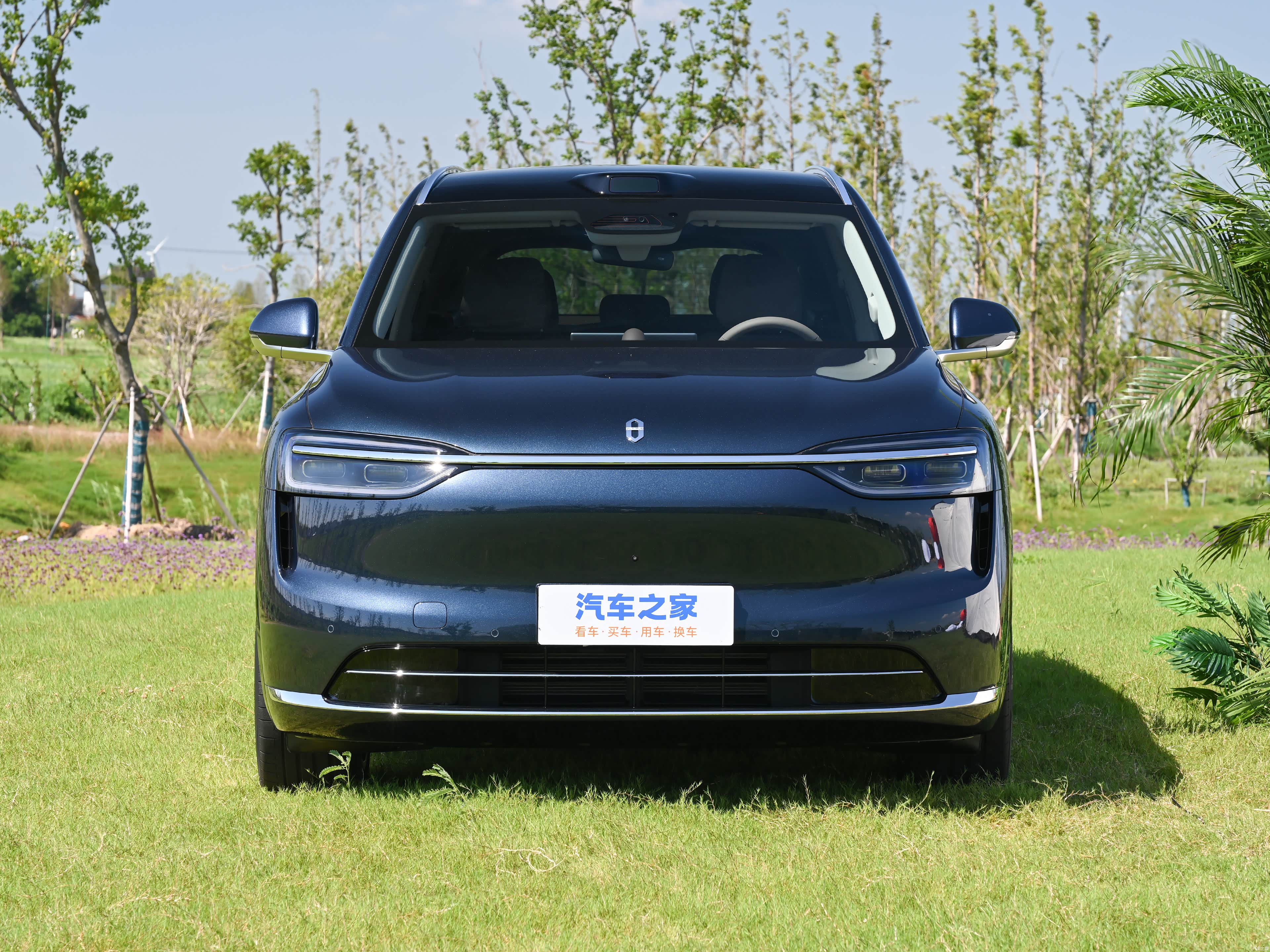 AITO M7 EREV Ultra 5 seats 4wd — Фото автомобиля 2