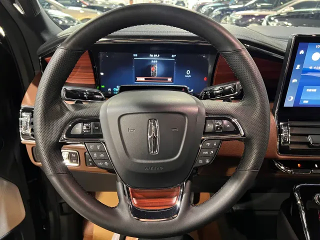 Lincoln Navigator — Фото автомобиля 12