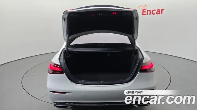 Mercedes-Benz E-Class — Фото автомобиля 26