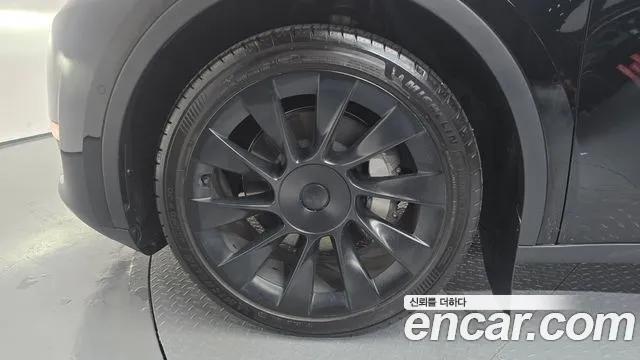 Tesla Model Y — Фото автомобиля 5