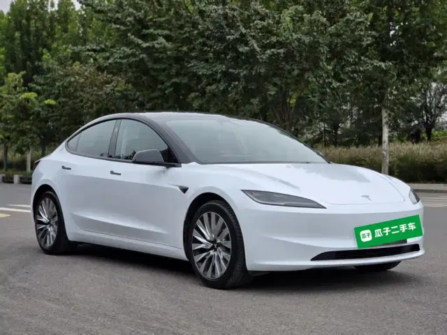 Tesla Model 3 — Фото автомобиля 3