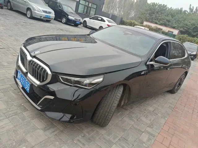Фотография автомобиля — BMW 5 Series
