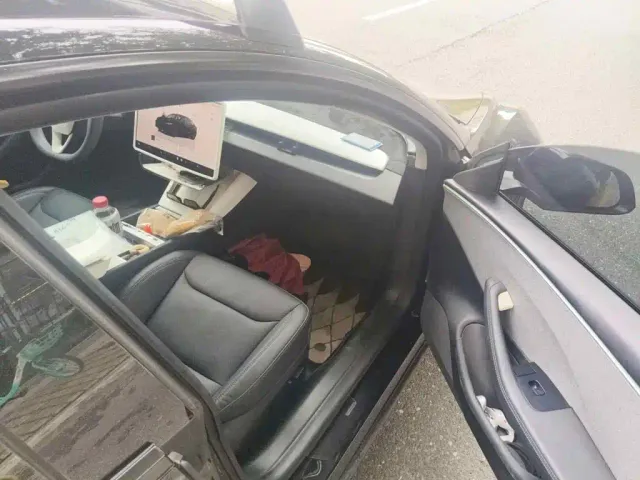 Tesla Model 3 — Фото автомобиля 12
