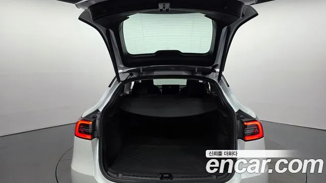 Tesla Model Y — Фото автомобиля 25