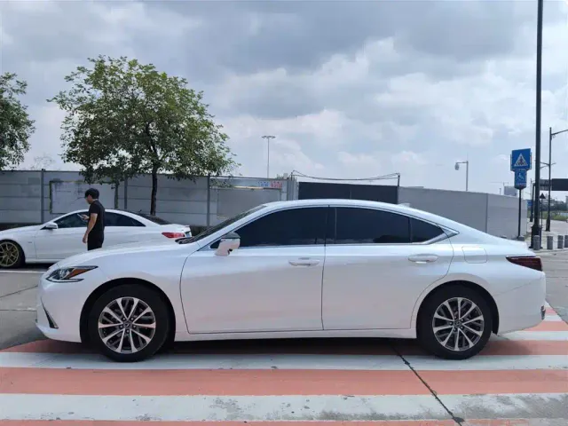 Lexus ES — Фото автомобиля 3
