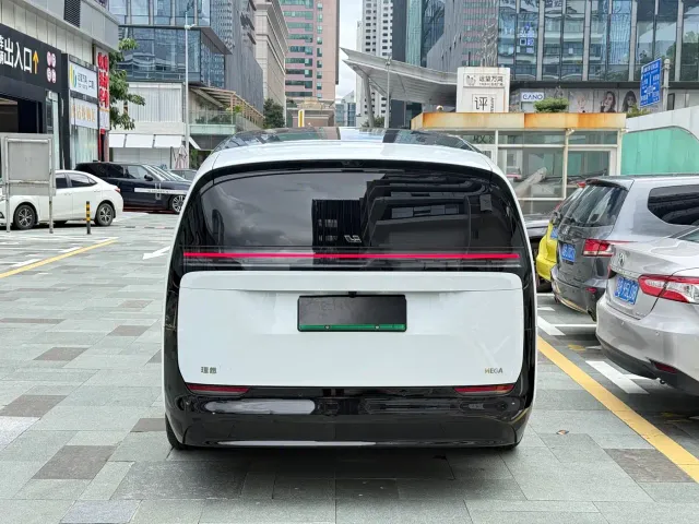 Li Auto MEGA — Фото автомобиля 16