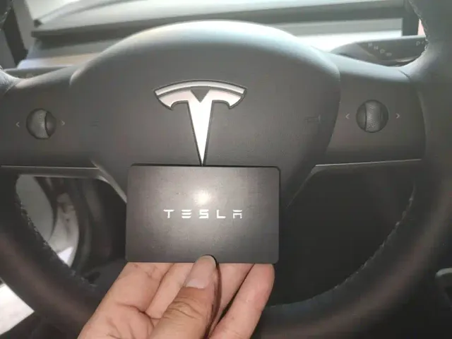 Tesla Model 3 — Фото автомобиля 8