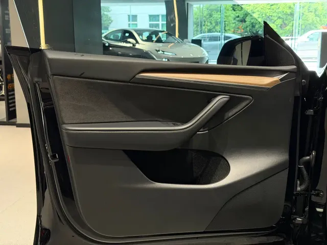 Tesla Model Y 2022 Facelift Rear-Wheel Drive Version — Фото автомобиля 15