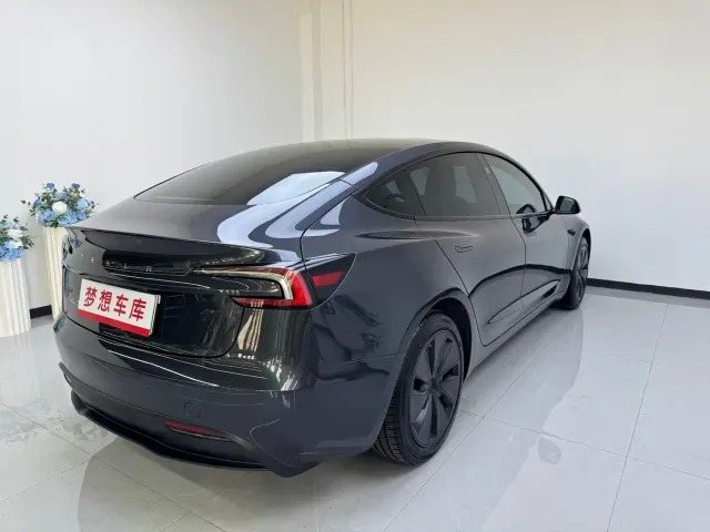 Tesla Model 3 — Фото автомобиля 4