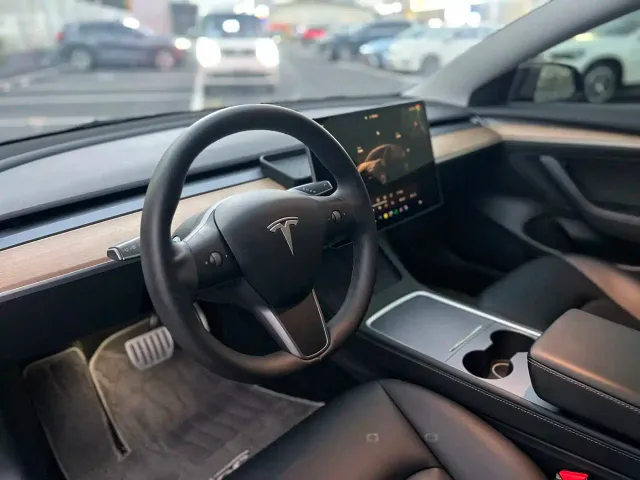 Tesla Model 3 — Фото автомобиля 10