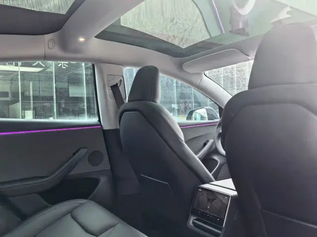 Tesla Model 3 — Фото автомобиля 11