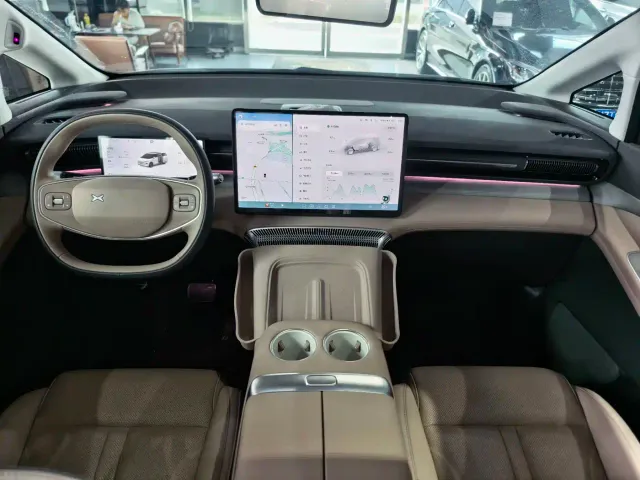 Xpeng X9 — Фото автомобиля 5