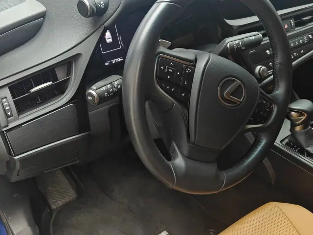 Lexus ES — Фото автомобиля 4