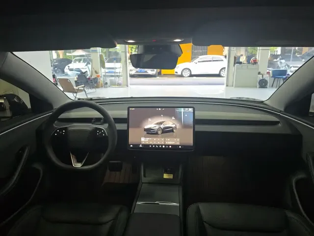 Tesla Model 3 — Фото автомобиля 9
