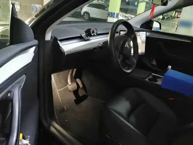 Tesla Model Y — Фото автомобиля 13