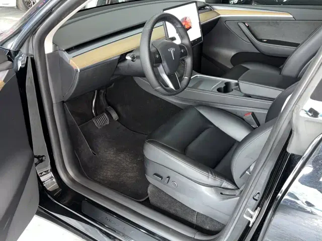 Tesla Model Y — Фото автомобиля 11