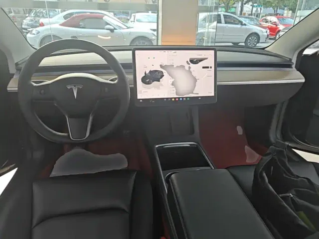 Tesla Model 3 — Фото автомобиля 9