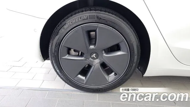 Tesla Model 3 — Фото автомобиля 4