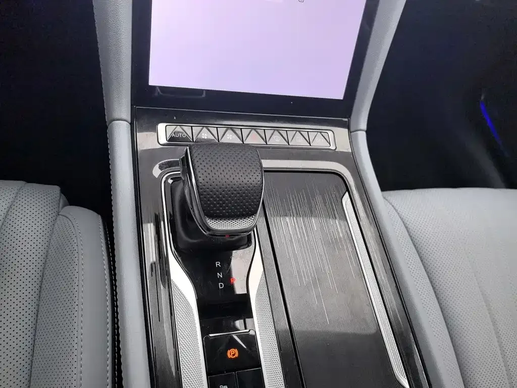 Hongqi Hongqi H5 PHEV 2025 170 Super Hybrid Edition — Фото автомобиля 13