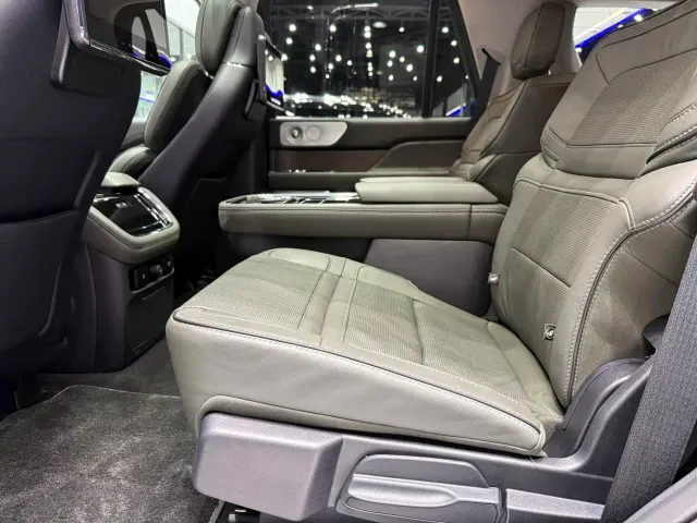 Lincoln Navigator — Фото автомобиля 16