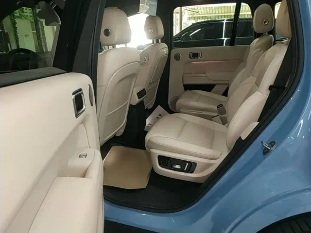 Li Auto L8 — Фото автомобиля 16