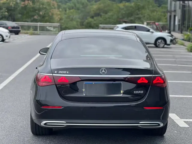 Mercedes-Benz E-Class — Фото автомобиля 3