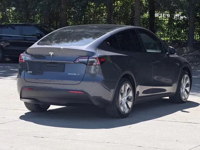 Tesla Model Y — Фото автомобиля 6