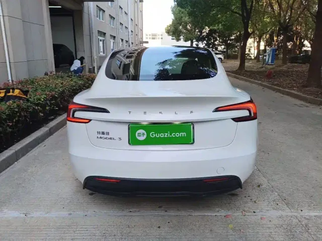 Tesla Model 3 — Фото автомобиля 5