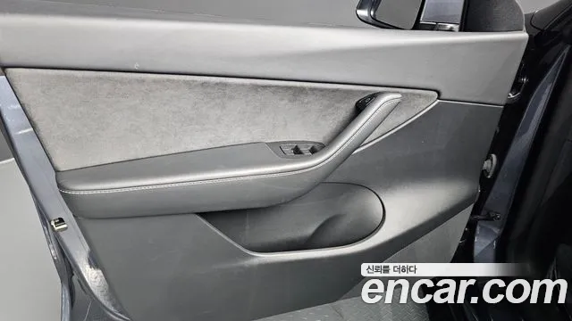 Tesla Model Y — Фото автомобиля 13