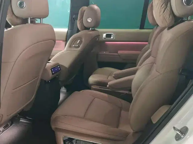Li Auto L8 — Фото автомобиля 6