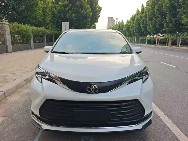 Toyota Sienna — Фото автомобиля 2