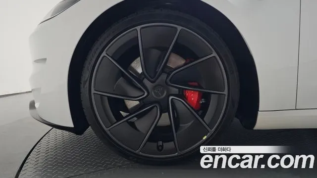 Tesla Model 3 — Фото автомобиля 5
