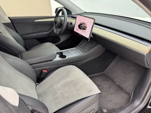 Tesla Model Y — Фото автомобиля 12