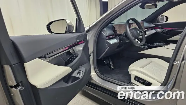 BMW 5 Series G60 — Фото автомобиля 15