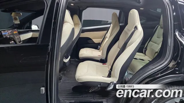 Tesla Model X — Фото автомобиля 19