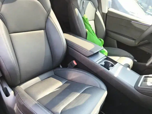 Tesla Model Y — Фото автомобиля 24