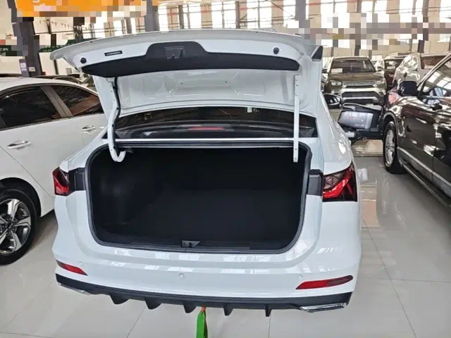 Roewe i5 — Фото автомобиля 18