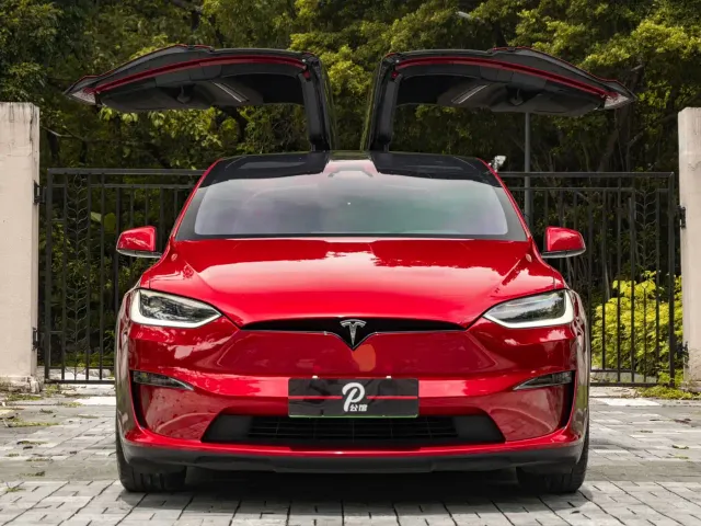 Tesla Model X — Фото автомобиля 2