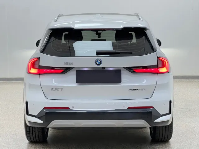 BMW iX1 — Фото автомобиля 5