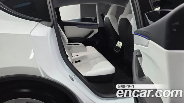Tesla Model Y — Фото автомобиля 11