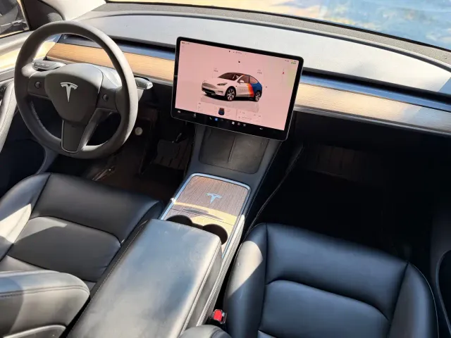 Tesla Model Y — Фото автомобиля 21